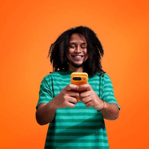 Lachend persoon die een foto maakt met een mobiel