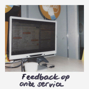 Online Service manager Sophie checkt de feedback op de Simyo service